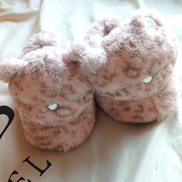 Other - LIKE NEW Cute Kids Cat Fuzzy Pink Slippers Size L
